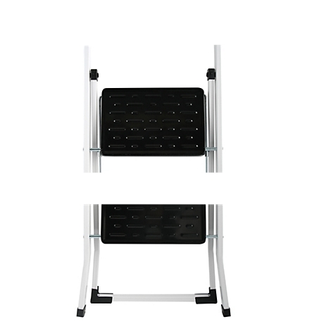 Detailansicht einer Trittleiter: Schwarze Stufe, silbernes Gestell. Blick von oben.