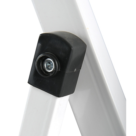 Detailaufnahme: Schwarze Gummiabdeckung mit Schraube, an weissem Metallrahmen befestigt.