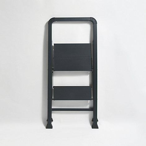 Eine dunkelgraue Trittleiter vor weissem Hintergrund. Drei Stufen und ein Handlauf. Die Leiter ist zusammengeklappt.