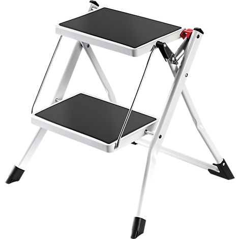 Klappbare Trittleiter mit zwei schwarzen Stufen und weissem Gestell, Blick von vorne.