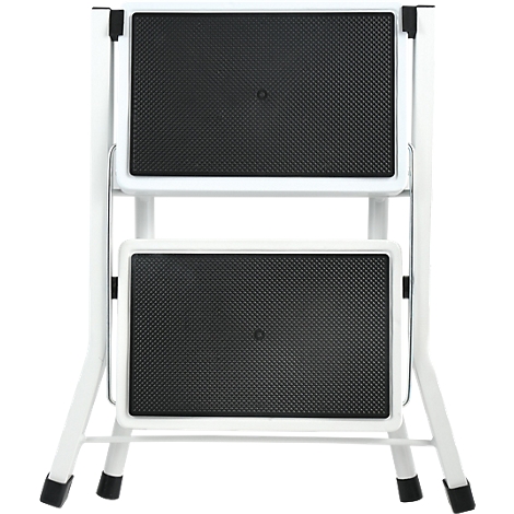 Klappbare Trittleiter mit zwei Stufen, weisses Gestell, schwarze Trittflächen.