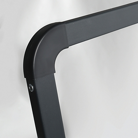 Detailaufnahme einer schwarzen, gebogenen Metallkonstruktion mit einem sichtbaren Schraubenloch.