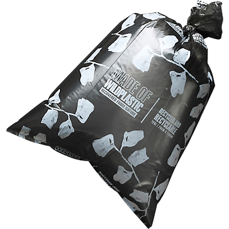 Schwarzer Müllsack mit weißen Blättern, Aufschrift 'Made of Wildplastic' und 'Recyclable'.