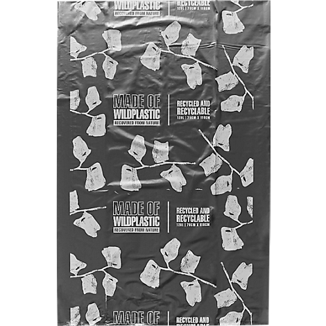 Schwarze Tüte mit weißen Blättern und Text: Wildplastic, Recycled and Recyclable.