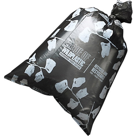 Schwarzer Müllsack mit weißen Blättern. Aufgedruckt: Made of Wildplastic, recycelt und recycelbar.