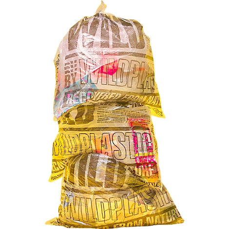 Stapel von Plastiktüten, bedruckt mit weißer Schrift. Aufschrift "Wildplastic" und "Recovered from Nature".