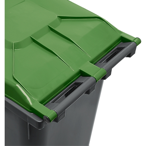 Detailaufnahme des Deckels eines grünen Mülleimers mit schwarzem Griff.