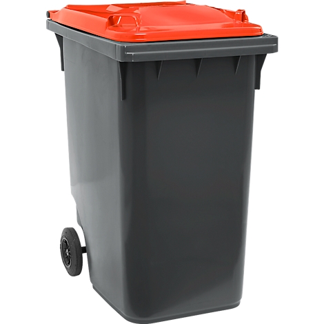 Grauer Müllcontainer mit rotem Deckel. Er hat Räder und ist auf weißem Grund.