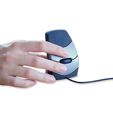 Een hand die een ergonomische computermuis vasthoudt. De muis is grijs en zwart, met een gebogen vorm en een wiel.