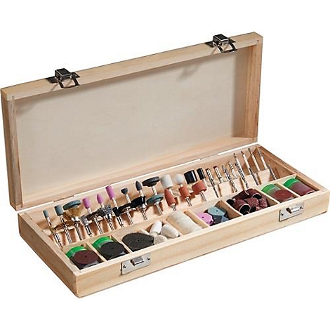 Houten kist met talrijke slijp- en polijstaccessoires. Het deksel is open en de gebruiksvoorwerpen zijn netjes gerangschikt.