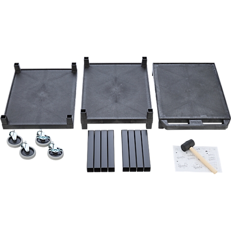 Een productcompositie van zwarte kunststof platen, wielen, steunen, hamer en instructies.