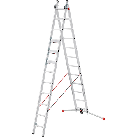 Een zilveren, vrijstaande A-vormige ladder. Rode en zwarte stutten zorgen voor stabiliteit.