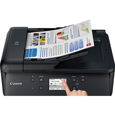 Zwarte Canon-printer met papier erin. Een vinger tikt op het touchscreen. Diagrammen en tekst op het papier.