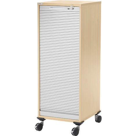 Een verrijdbare houten kast met een jaloeziedeur, op vier wielen. De deur is gesloten.