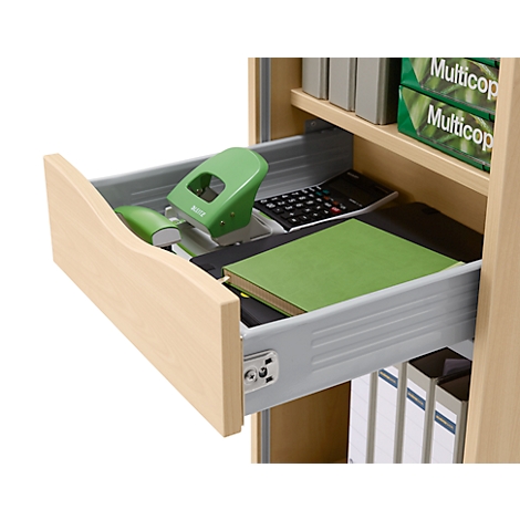 Open lade met groene map en perforator. Daarnaast liggen een rekenmachine, een notitieblok en andere accessoires.