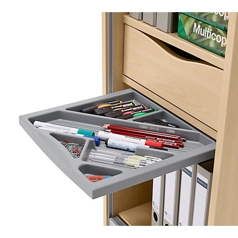 Grijze lade met pennen, paperclips en stiften, gedeeltelijk in een licht houten kast. Achterin zijn mappen zichtbaar.