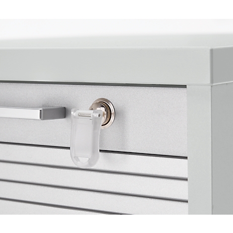 Close-up van een kabinet slot met sleutel en handvat. Metalen oppervlak.