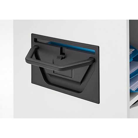 Een close-up van de zwarte handgreep van een kast, die halfopen is. Blauwe documenten zijn zichtbaar binnenin.