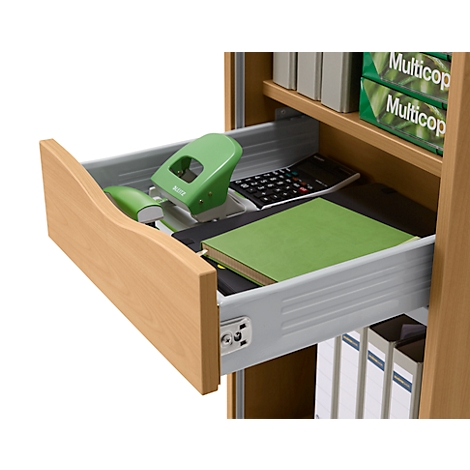 Offener Schrank mit ausgezogener Schublade. Inhalt: Ordner, Hefter, Taschenrechner und grünes Buch.