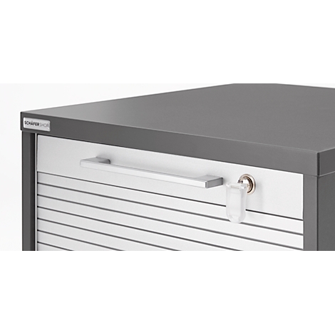 Detailansicht einer grauen Metallrollladenschrank mit Griff, Schloss und Schlüssel.