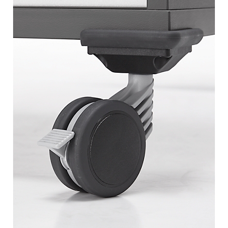 Detailaufnahme eines schwarzen Möbelrades mit Feststellbremse.