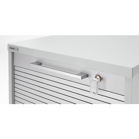 Weißer Schrank mit horizontalen Lamellen, silberfarbenem Griff und Schlüsselloch mit Schlüssel.