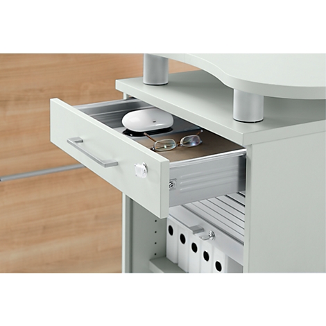 Schreibtisch-Auszug geöffnet, Maus und Brille liegen darin. Dunkles Innenleben mit hellgrauer Front und silberner Griff. Aktenordner unten.