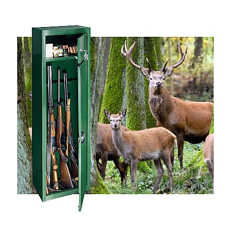 Grüner Waffenschrank mit geöffneter Tür. Im Hintergrund Rehe im Wald.