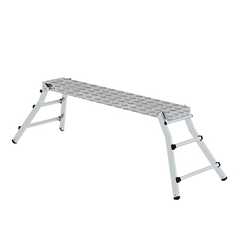 Een zilveren steiger met platform en ladder. Het platform heeft een gestructureerd oppervlak, ondersteund door ladders aan beide zijden.