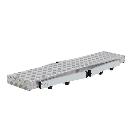 Ausziehbare Aluminium-Auffahrrampe mit Riffelblechoberfläche. Die Rampe ruht auf kleinen Rollen.