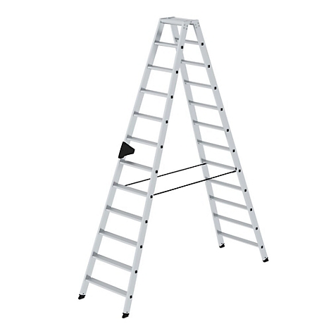 Leiter aus Metall, A-förmig, vor weißem Hintergrund.