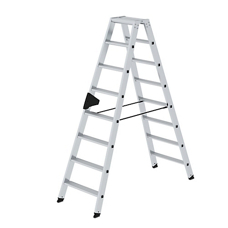 Een vrijstaande aluminium vouwladder met sporten en zwart scharnier. Op een witte achtergrond.