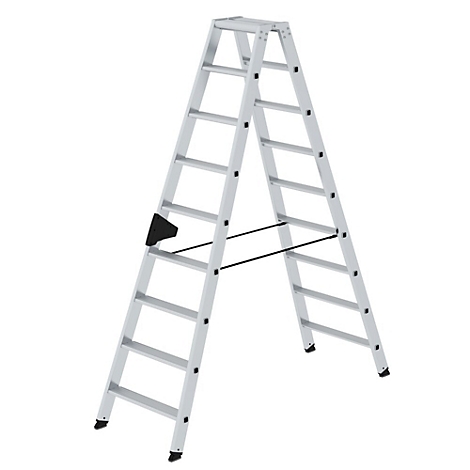 Een zilveren trap staat tegen een witte achtergrond. Hij heeft acht treden en een zwarte beugel.