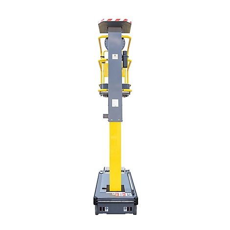 Une plate-forme élévatrice jaune et grise sur fond blanc. Panneaux d'avertissement en haut, une plate-forme pour la zone de travail.