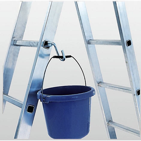 Blauwe emmer bevestigd aan een zilveren ladder met haak.