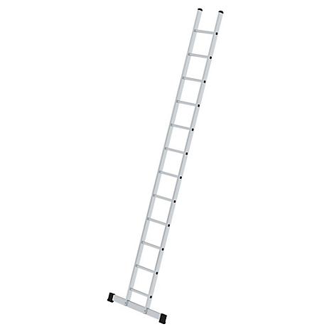 Een zilverkleurige ladder schuin op een witte achtergrond. De sporten zijn gelijkmatig verdeeld en eindigen met zwarte rubberen voeten.
