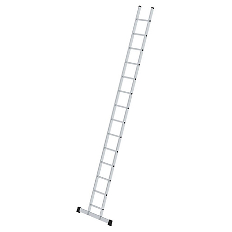 Een zilverkleurige ladder, iets schuin op een witte achtergrond.
