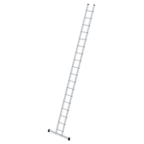 Metalen ladder, diagonaal voor een witte achtergrond.