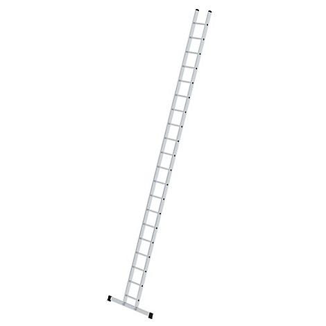 Een zilveren ladder staat tegen een witte achtergrond. Hij is schuin omhoog gericht.