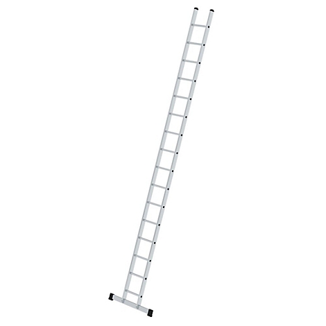 Een zilverkleurige ladder die zich diagonaal op een witte achtergrond uitstrekt. De sporten zijn gelijkmatig verdeeld.