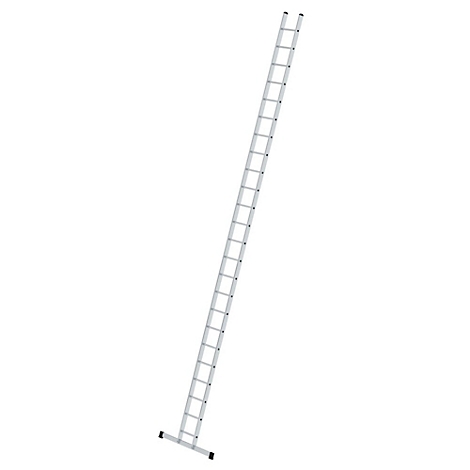 Een lange, zilveren ladder die iets schuin tegen een witte achtergrond staat. De sporten zijn duidelijk zichtbaar.