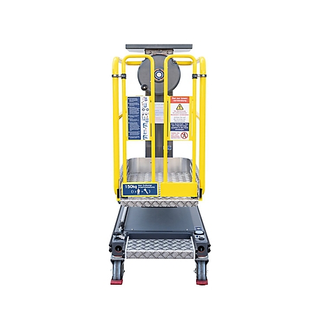 Gele liftplatform tegen witte achtergrond. Platform en reling geel, metalen onderdelen zilver, infoborden bevestigd.