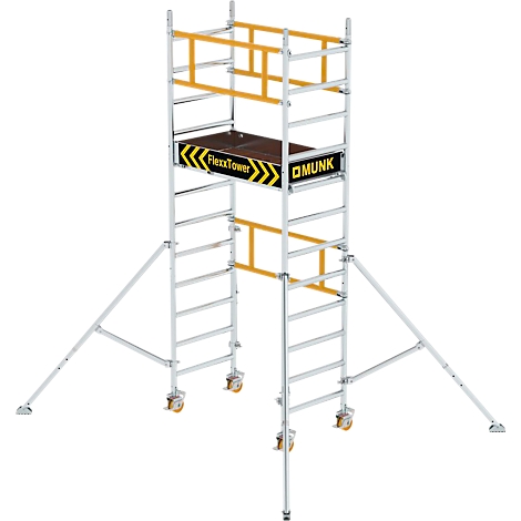 Een zilveren rolsteiger met een bruin platform, gele details en de tekst FlexxTower. Er zitten wielen aan de voeten.