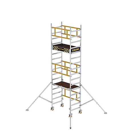Een hoog, mobiel steiger op wielen, grijs en geel, met twee platforms. Inscriptie: D'MUNK.