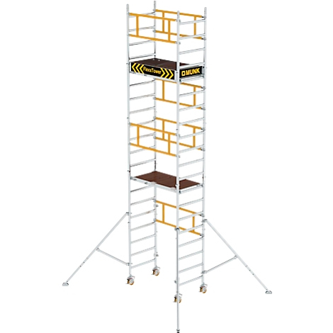 Een steiger, zilver met gele elementen. Twee platforms, wielen aan de onderkant. Tekst: "FlexiTower", "DMUNK".