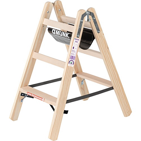 Eine Holztrittleiter. Hell, robust und mit Metall verstärkt.