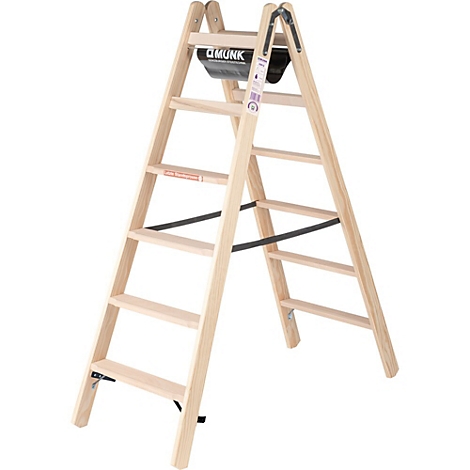 Een houten ladder, opgezet. Zwarte houder voor gereedschap. Ladder voor binnengebruik.