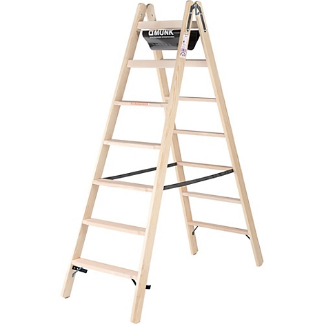 Houten ladder, opgevouwen, met een opbergbak en de tekst 'Q MUNK'.