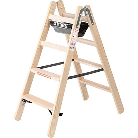 Een houten trap met een zwarte mand. De ladder heeft 4 treden en zwarte metalen staven.