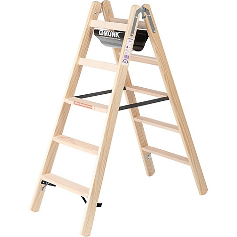 Houten trap, A-vormig. Bovenop staat een opbergbak met de tekst "CMUNK".